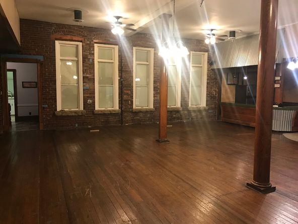 250 S 1st St, Monmouth, IL 61462